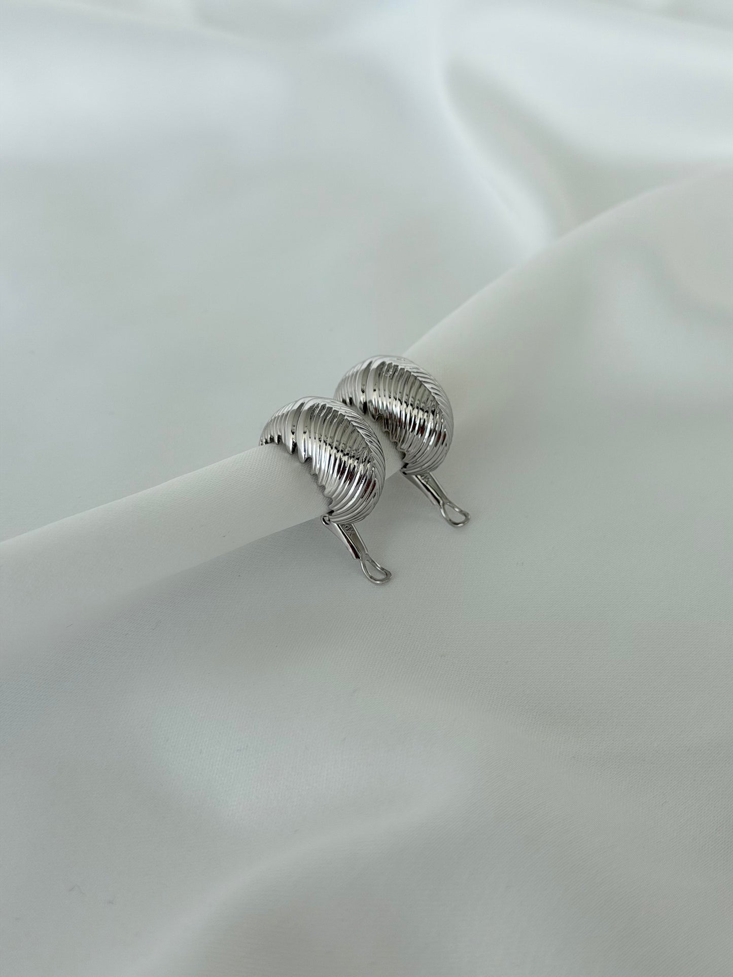 Özel Seri Tırtıklı Bombeli Silver Oval Küpe