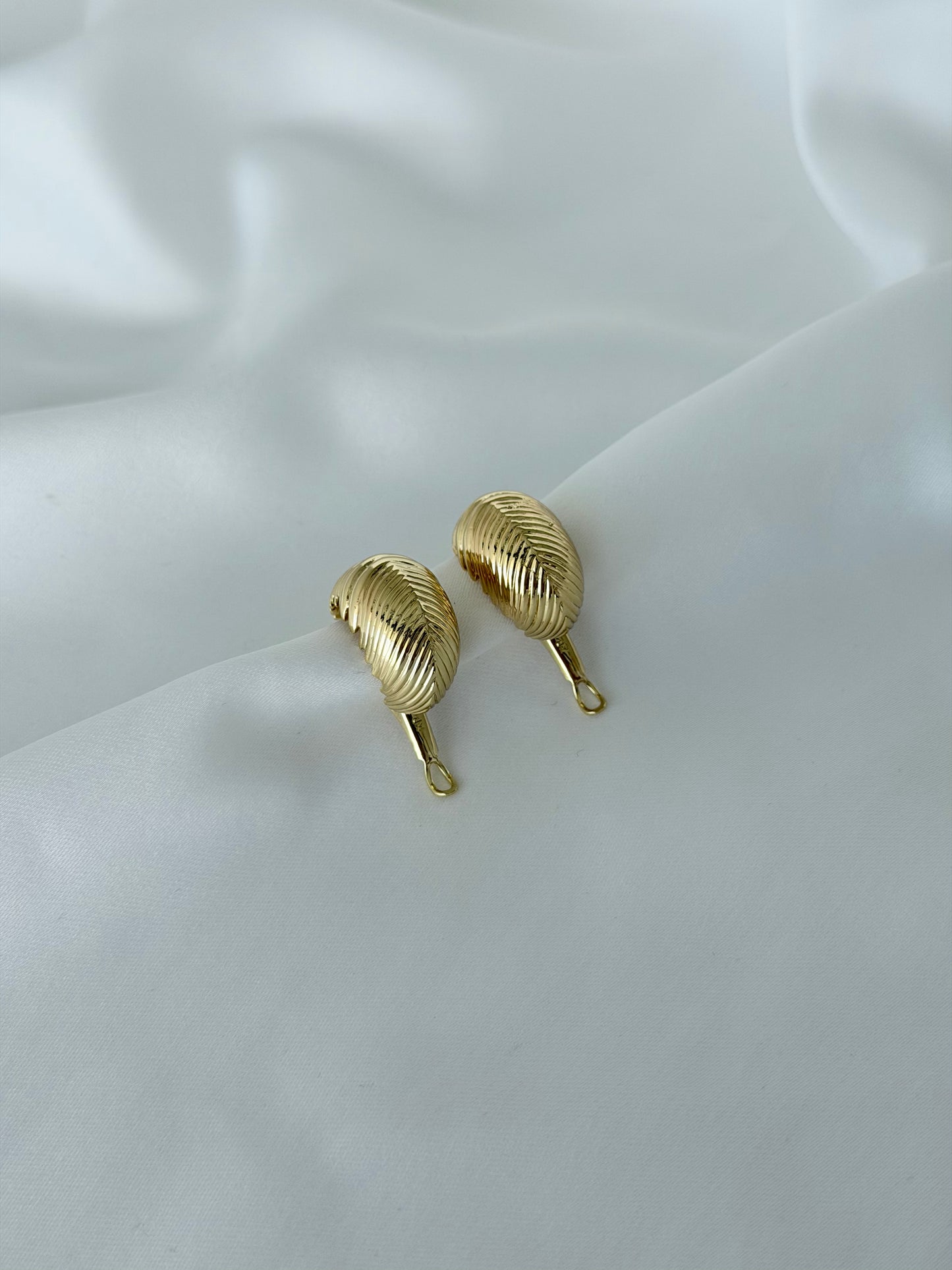 Özel Seri Xuping Tırtıklı Bombeli Gold Oval Küpe