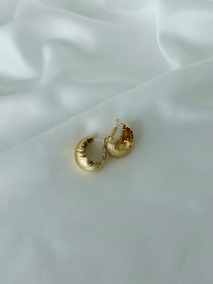Özel Seri Xuping Tırtıklı Bombeli Gold Oval Küpe