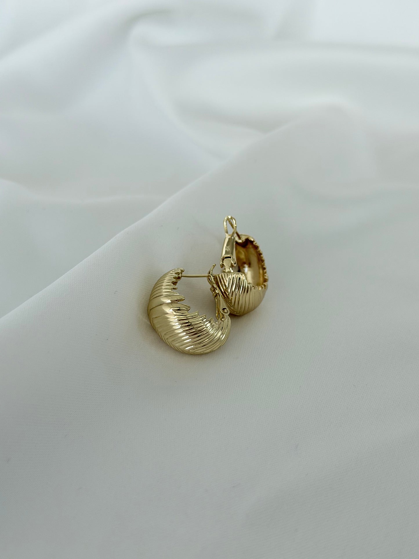 Özel Seri Xuping Tırtıklı Bombeli Gold Oval Küpe
