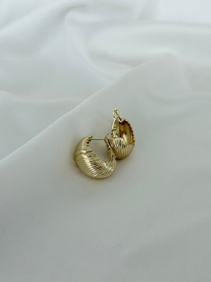 Özel Seri Xuping Tırtıklı Bombeli Gold Oval Küpe